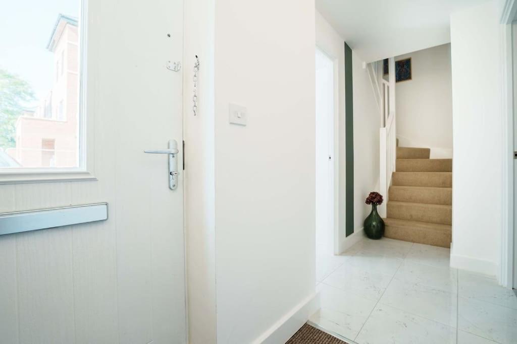 Superb 4br New House Leeds (West Yorkshire)